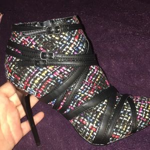 Knitted multicolored booties w/ zip up